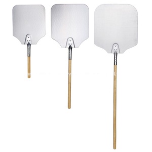 Utensilios de cocina sostenibles para pizza Henry Foodservice: Paleta para pizza de aluminio y madera con mango de madera - Product Image 1