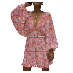 Vestido Mini con Cuello en V Profundo, Transpirable y Ecológico, Diseño de Cuello en V, Estampado Natural Hecho a Mano - Product Image 3