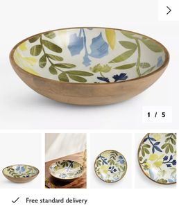 Tazón de madera redondo decorativo hecho a mano con diseño de peces para servir frutos secos, con diseño interior impreso en esmalte. - Product Image 1