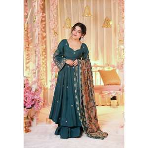 Robe Anarkali brodée faite à la main avec dupatta, idéale pour les fêtes, silhouette trapèze avec travail de sequins, taille empire, taille XL pour un confort optimal - Product Image 6