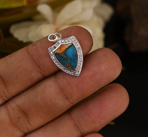 Pendentif en argent 925 plaqué rhodium avec accents de diamants, forme bouclier 10x14mm, turquoise cuivrée, motif huître barbelée, bijoux fins, best-seller - Product Image 4