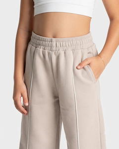 Ensemble de survêtement personnalisé pour filles, couleur crème, avec lignes contrastées, en molleton de coton doux et respirant, comprenant un sweat à capuche et un pantalon de survêtement à jambes larges, fabrication OEM - Product Image 4