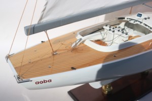 Modèle de bateau à voile en bois artisanal DRAGON YACHT - Modèle sur mesure pour collection de cadeaux d'affaires ou décoration - Product Image 6