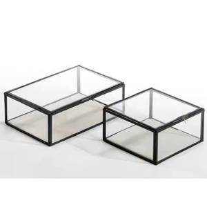 Caja de Joyería Redonda de Vidrio con Detalles en Oro, Paneles Transparentes, Diseño Exquisito, Contenedor de Almacenamiento Moderno, Caja de Joyería de Latón - Product Image 3