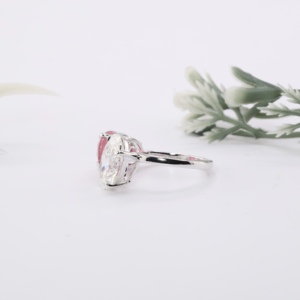 Élégante bague Toi et Moi en or blanc avec diamant de laboratoire taille ovale et diamant rose, deux pierres entrelacées, bijou raffiné, cadeau pour femme - Product Image 4