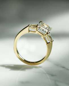 Anillo de Diamantes de Corte Esmeralda de 3.01CT Cultivados en Laboratorio, con Siete Piedras Laterales de Corte Baguette, Oro Sólido de 18K, Regalo Sorpresa para Boda o Fiesta - Product Image 3