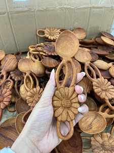 Cucharas de Servir Vintage de Madera Ecológicas con Mango Largo Chapado en Oro, Diseño Floral Tallado a Mano, Vietnam, para Cocina - Product Image 1