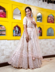 Lehenga Choli pour femmes avec dupatta en organza et détails en cuir sur tout le vêtement, un choix parfait. - Product Image 4