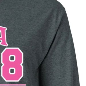 Camiseta de Manga Larga Color Gris Carbón para Mujer con Gráfico AKA 1908 Rosa, Cuello Redondo, Estilo Casual, Suave, para Uso Diario - Product Image 3
