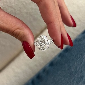 Anillo de Compromiso de Lujo con Diamante Ovalado de 5 Quilates, Cultivado en Laboratorio, E VVS2, Tres Piedras, con Piedras Laterales en Forma de Pera, Oro Blanco de 14K, Certificado IGI - Product Image 1