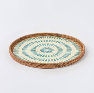 Plateau de service ovale en rotin tressé avec une base en mosaïque de nacre bleue et blanche à motifs floraux, disponible au prix de gros - Product Image 2