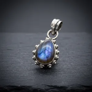 Pendentif en argent sterling Starlit Courage avec labradorite, serti clos, pour âmes courageuses, bijou unisexe à porter au quotidien - Product Image 3
