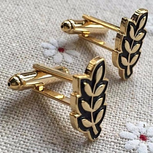 Pin de Solapa Masónico Personalizado con Hoja de Acacia, Chapado en Oro, Esmalte Negro, Accesorio Formal para Camisa de Logia Azul - Product Image 4