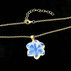 Colgante de flor de opalita llamativo, collar de flor de cristal tallado a mano para mujer, colgante de piedra preciosa, fabricación de joyería artesanal al por mayor - Product Image 5