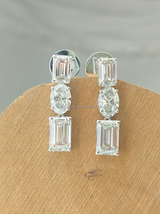 Pendientes de diamantes con corte esmeralda y ovalado en oro blanco, con piedras esmeralda y ovaladas alternadas para un estilo único y elegante. - Product Image 3