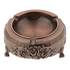 Cendrier circulaire en laiton raffiné, décoré de motifs floraux en émail coloré, disponible à prix de gros. - Product Image 4