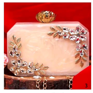 Pochette pour femme en résine de luxe artisanale, accessoire élégant et unique avec des designs audacieux et des couleurs vibrantes, fabriqué à la main - Product Image 3