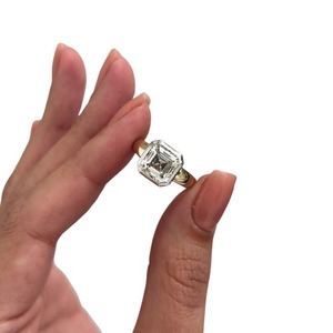 Bague de fiançailles moderne avec diamant de laboratoire taille Asscher de 3 carats et sertissage à griffes - Product Image 3