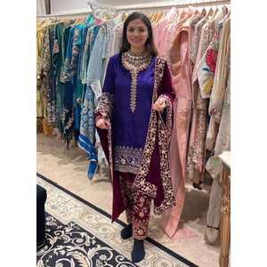 DISEÑADOR VISCOSA TERCIOPELO BORDADO TRABAJO TOP BOTTOM CON DUPATTA MORADO - Product Image 1