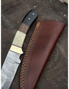 Cuchillo de caza de acero de Damasco hecho a mano con hoja recta de punta caída, mango de asta y funda de cuero - Product Image 5