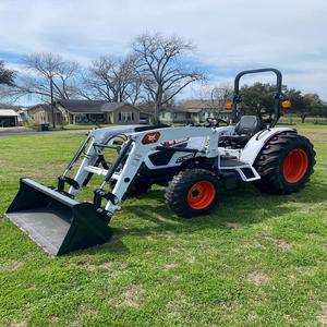 Tractor Bobcats CT4050 de 50 HP con Cargador Premium 4x4, Cabina Climatizada, PTO Central y PTO Trasero, Capacidad de 4 Toneladas - Product Image 5