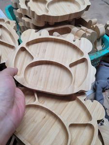 ถาดแบ่งช่องรูปสุนัขทำจากไม้ไผ่รักษ์โลกสำหรับการให้อาหารอย่างปลอดภัยจากเวียตชอยส์ - Product Image 2