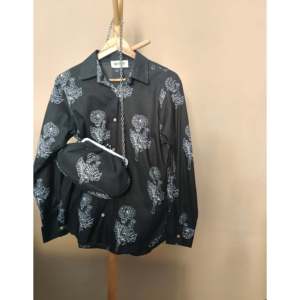 Camisa negra Rose Noir talla XS con bolso a juego - Product Image 1