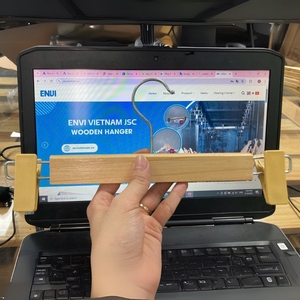 Venta al por mayor Perchas de madera con clips para Pantalones y faldas MOQ bajo Precio barato Perchas de madera hechas en Vietnam - Product Image 4