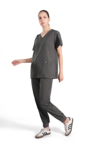 Conjunto de Uniforme Médico para Mujer, Color Gris Oscuro, Top con Cuello en V y Bolsillos, Pantalones Tipo Jogger, Tela Tejida de Algodón y Poliéster - Product Image 5