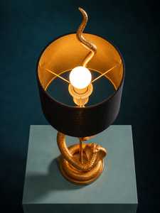 Lampe de table moderne de luxe Golden Cobra, abat-jour blanc, décoration intérieure, salon, base en aluminium, design durable, fabrication artisanale - Product Image 5