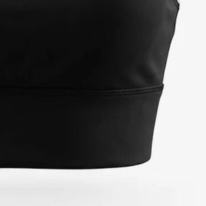Débardeur de sport noir pour femme, coupe ajustée, col rond, sans manches, extensible, avec bretelles croisées, pour l'entraînement et le fitness - Product Image 3