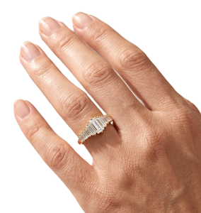 Anillo de compromiso minimalista de oro macizo de 9K, 10K, 14K, 18K con diamantes de laboratorio talla baguette engastados en punta, ideal para promesa nupcial. - Product Image 6
