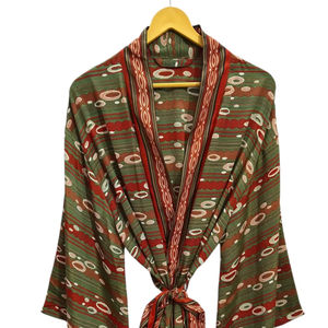 Kimono de Seda Hecho a Mano con Parches de Sari, Túnica Larga para Dormir o como Cubrebaño, Kimono de Seda Sari Reciclada Vintage Hecho a Mano en India - Product Image 1