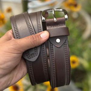 เข็มขัดหนังทำมือสไตล์วินเทจ พร้อมลายปักและหัวเข็มขัดทองแดงทนทานสำหรับการใช้งานในชีวิตประจำวัน - Product Image 1