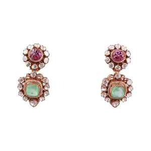 Boucles d'oreilles clous florales cubiques avec accent perle, finition or, élégantes, bijoux festifs indiens, ensemble de boucles d'oreilles en argent sterling 925 - Product Image 4