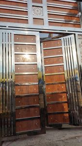 โครงประตูเหล็กสแตนเลสทำมือ ดีไซน์ทันสมัยสำหรับบ้านพักอาศัย ผิวเรียบหรู ทนทาน ปลอดภัย - Product Image 6