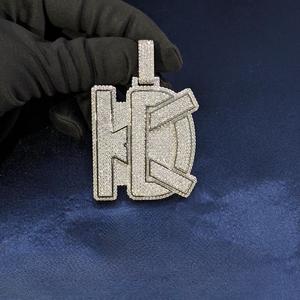 Colgante de Plata 925 Personalizado con Letra de Nombre, Logotipo Hip Hop, Moissanita VVS Iced, Certificado IGI, Engaste de Garra, para Hombre, Estilo Rapper Estrella - Product Image 1