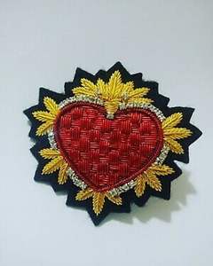 Parche de Corazón Sagrado Bordado y Hecho a Mano con Hilos Metálicos para Prendas y Accesorios - Product Image 2