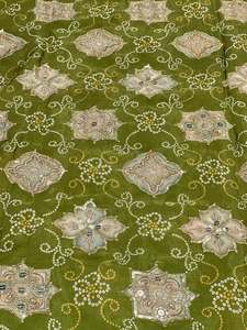 Tissu imprimé de qualité supérieure avec broderie, un textile moderne conçu pour les collections de mode et de vêtements élégants. Ce tissu est un article essentiel pour la mode. - Product Image 1