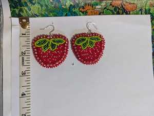 Boucles d'oreilles artisanales en perles de rocaille fraise, bijoux floraux rouges et verts, accessoires de fête pour femmes - Product Image 1
