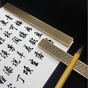 อุปกรณ์เขียนตัวอักษรโลหะทองเหลืองรูปทรงสี่เหลี่ยมผืนผ้าลายคลื่นแกะสลักแบบ "สนุกสนาน" - Product Image 1