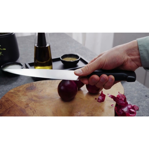Couteaux de cuisine noirs à manche courbé avec lame angulaire argentée et fossettes ovales pour trancher, hacher et couper en dés les légumes et préparer les aliments - Product Image 6