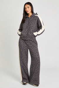 Ensemble de survêtement 2 pièces pour femme, imprimé léopard graphite, sweat à capuche premium et pantalon large, style streetwear décontracté - Product Image 1