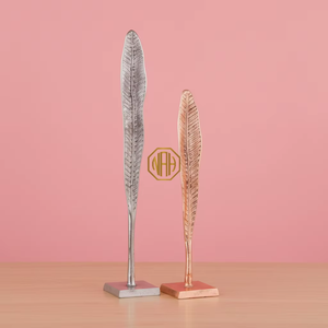 Sculptures en métal en forme de plumes, lot de 2, argent et or rose, statues de plumes texturées avec accents de feuilles sur socle carré, décoration de table - Product Image 1