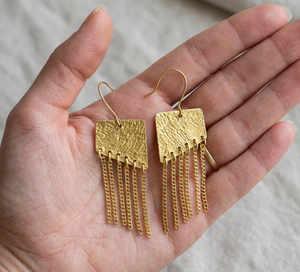 Pendientes Geométricos de Latón Hechos a Mano, Rectángulos Texturizados, Cadenas Finas Colgantes, Chapado en Oro, Acabado Resistente al Deslustre, Regalo - Product Image 4