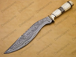 มีดทำมือเหล็กดามัสกัสตีขึ้นรูป สำหรับล่าสัตว์ ใบมีดแบบ Fixed Blade ด้ามไม้ สำหรับกิจกรรมเอาตัวรอดกลางแจ้ง  แบบ Full Tang  ขอบใบมีดหยัก  รับผลิตแบบ OEM - Product Image 3