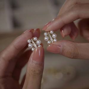 Boucles d'oreilles en perles de mode pour seniors de Zhuji, incrustation de perles d'eau douce multi-perles avec un design élégant, nouveau produit en gros - Product Image 1