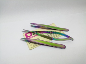 Juego de 3 Pinzas para Cejas con Tijeras de Microresorte Arcoíris, Pinzas de Belleza con Punta Inclinada y Puntiaguda, Herramientas para Cejas con Logotipo Personalizado - Product Image 1