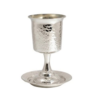 Juego de Copas Kiddush de Metal Martillado al por Mayor, Copas Modernas Plateadas, Ecológicas y Sostenibles para Shabbat, Festividades y Bodas Judías - Product Image 1