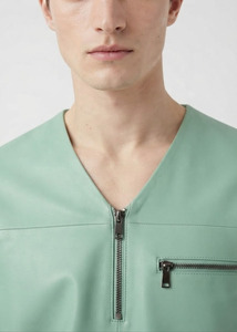 T-shirt en cuir pour homme avec logo personnalisé, col en V, fermeture éclair sur le devant, tissu extensible en PU, streetwear tendance, manches courtes - Product Image 3